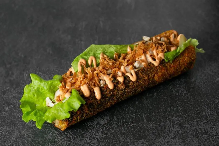 Хот ролл с курицей, ананасом и чесночным соусом 
